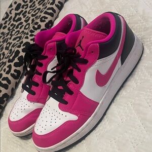 Nike Women's Black and Pink Sneakers